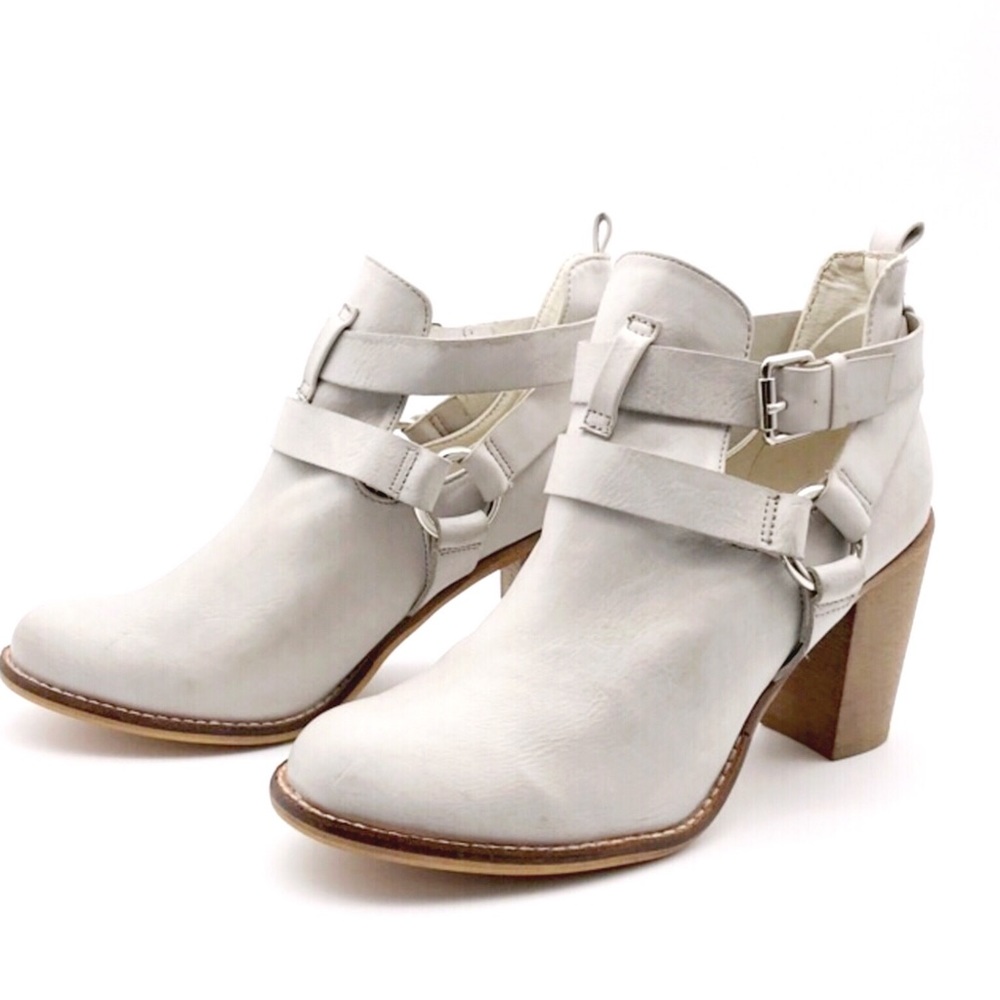 🌸Report - NWOT Stone wash gray ankle boots.
